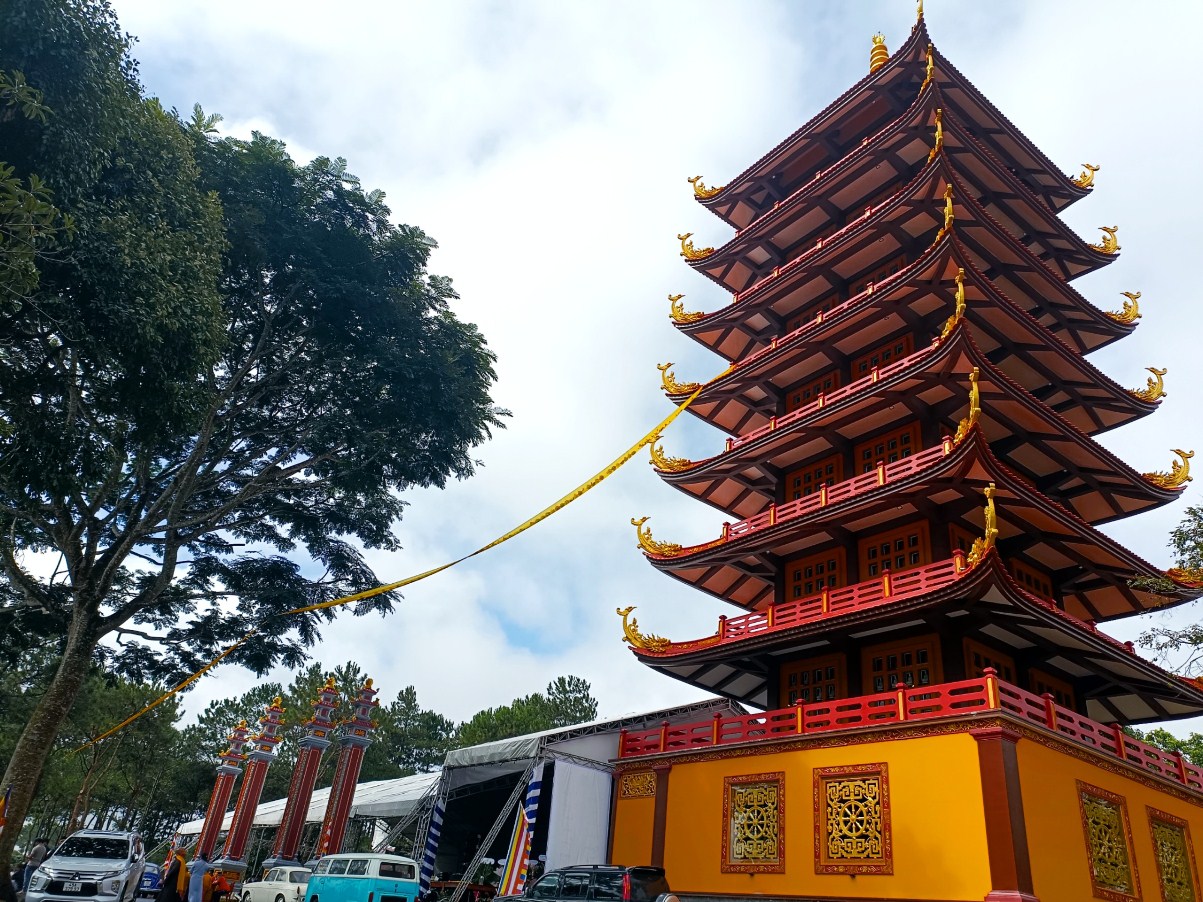 Tháp Quán Thế Âm cao 49 m trong khuôn viên chùa Bát Nhã
